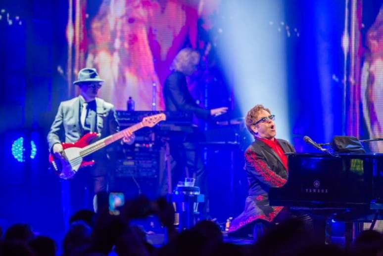 <p>Ao piano Elton tocou&nbsp;<em>Don't Let The Sun Go Down On Me, Rocket Man e Saturday Night's Alright For Fighting</em></p>