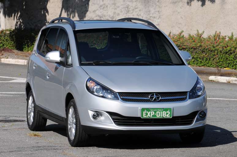 A JAC Motors já realiza a pré-venda do modelo 2014 da minivan J6