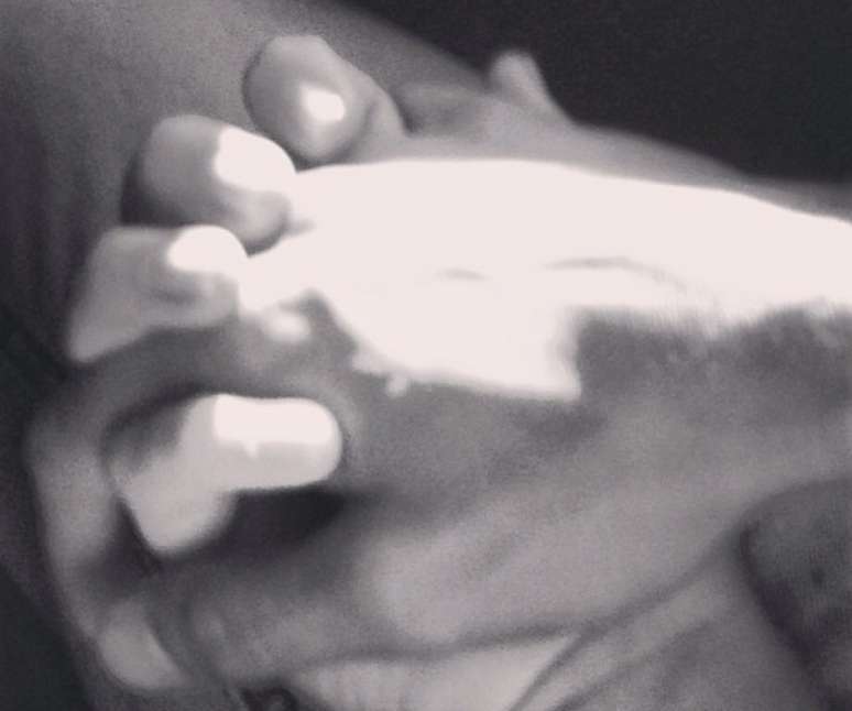 Atriz postou foto de suas m&atilde;os entrela&ccedil;adas &agrave;s de Neymar