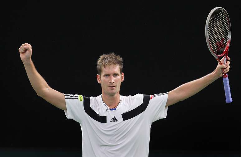 <p>Florian Mayer fez 6/4, 6/1 e 6/2 em brasileiro e deixou Alemanha a uma vitória da elite</p>