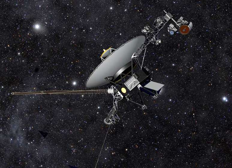 <p>A Nasa anunciou que a sonda Voyager 1 se tornou o primeiro objeto feito pelo homem a cruzar o limite do Sistema Solar. H&aacute; 36 anos vagando pelo espa&ccedil;o, a Voyager 1 est&aacute; hoje a 19 bilh&otilde;es de quil&ocirc;metros do Sol. Segundo a ag&ecirc;ncia espacial, a Voyager 1 tem viajado h&aacute; cerca de um ano atrav&eacute;s de plasma (g&aacute;s ionizado), presente no espa&ccedil;o entre as estrelas</p>