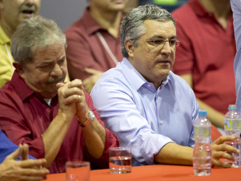 <p>Ex-presidente Lula e ministro Alexandre Padilha participaram do Encontro da Região Metropolitana do PT estadual de São Paulo neste sábado</p>