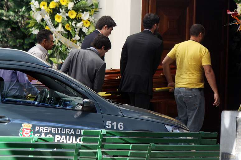 Corpo do ex-ministro Luiz Gushiken chegou no início da manhã deste sábado no cemitério Redentor, na zona oeste de São Paulo