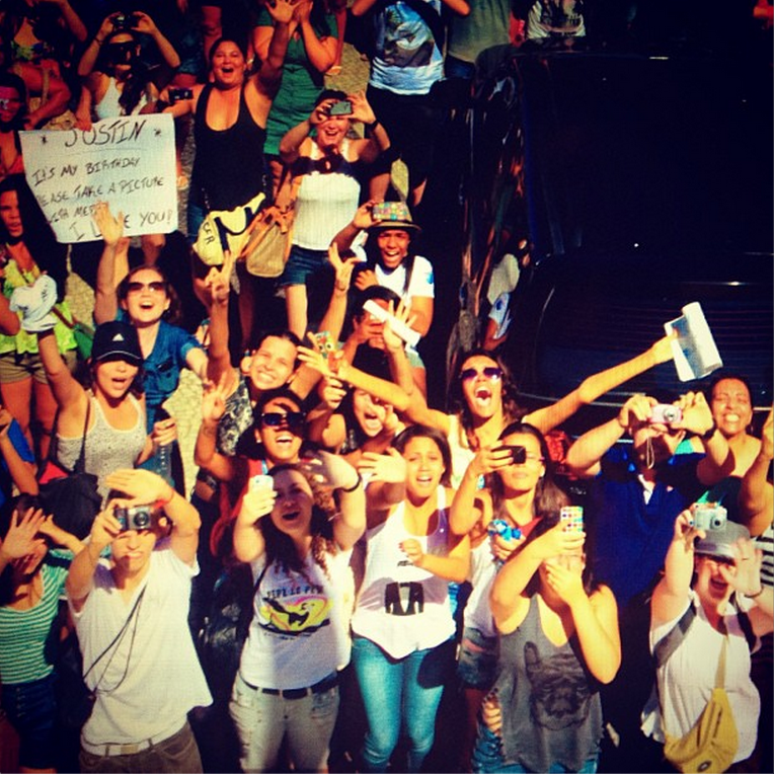 <p>Justin Timberlake retribuiu o carinho do fãs ao tirar uma foto deles em frente ao Copacabana Palace, onde fazem vigília</p>