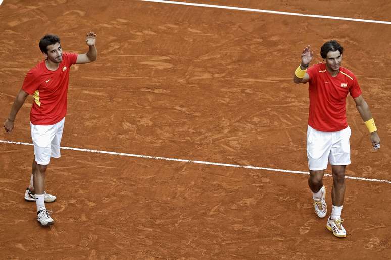 Marc López (à esq.) e Rafael Nadal comemoram triunfo na Davis