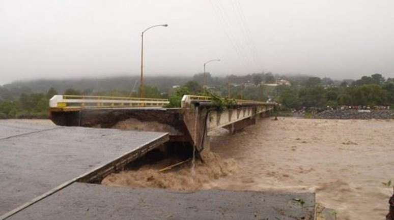 Imagem mostra ponte prestes a ceder em Veracruz, na costa leste do México, onde são esperadas fortes chuvas nas próximas horas