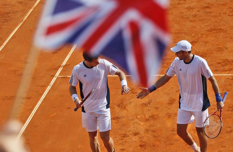 Andy Murray e Colin Fleming comemora vitória britânica na Copa Davis