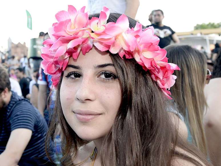 <p>Curtos, longos, ou médios, não importa. O cabelo do público do Rock in Rio chamou atenção mesmo foi pelas cores e pelos acessórios neste sábado (14). Entre as meninas, um item chamou bastante atenção no festival: a tiara de flores</p>