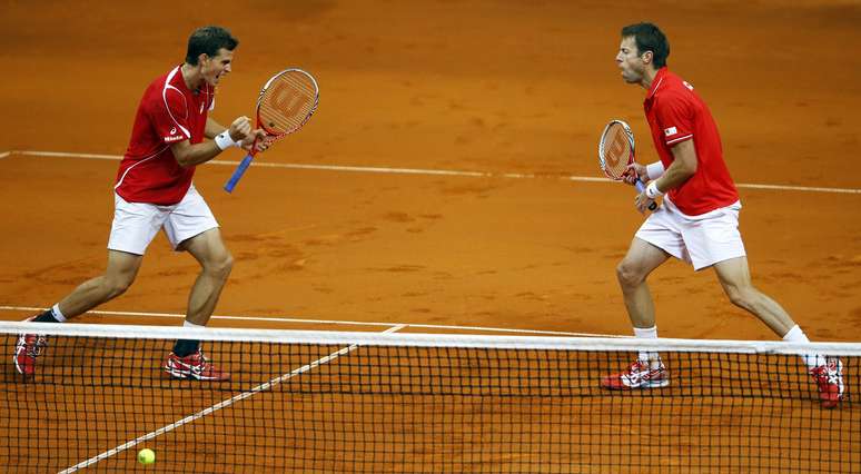 Vasek Pospisil (à esq.) e Daniel Nestor comemoram vitória canadense