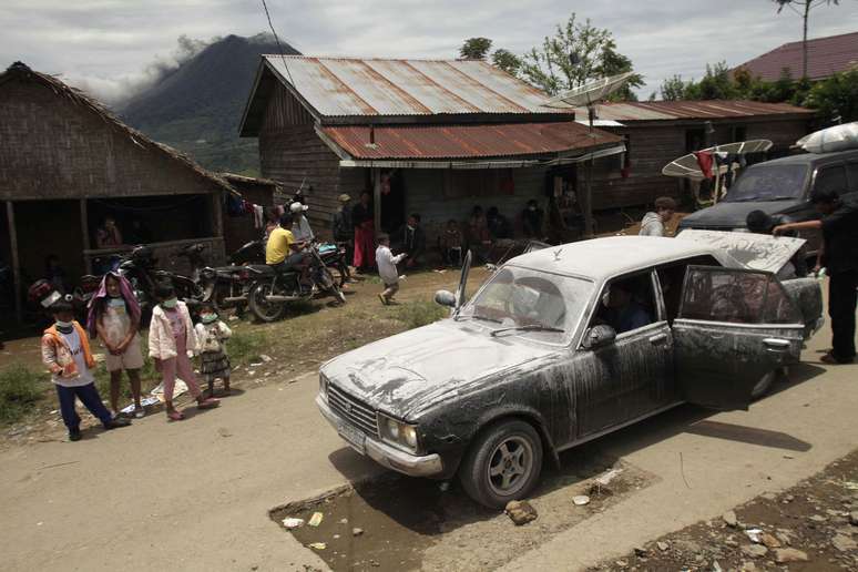 Milhares de pessoas fugiram neste domingo da ilha de Sumatra, na Indonésia, depois que o vulcão Sinabung entrou em erupção