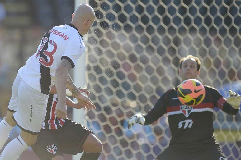 Cris perdeu boa chance em cabeçada contra Rogério Ceni