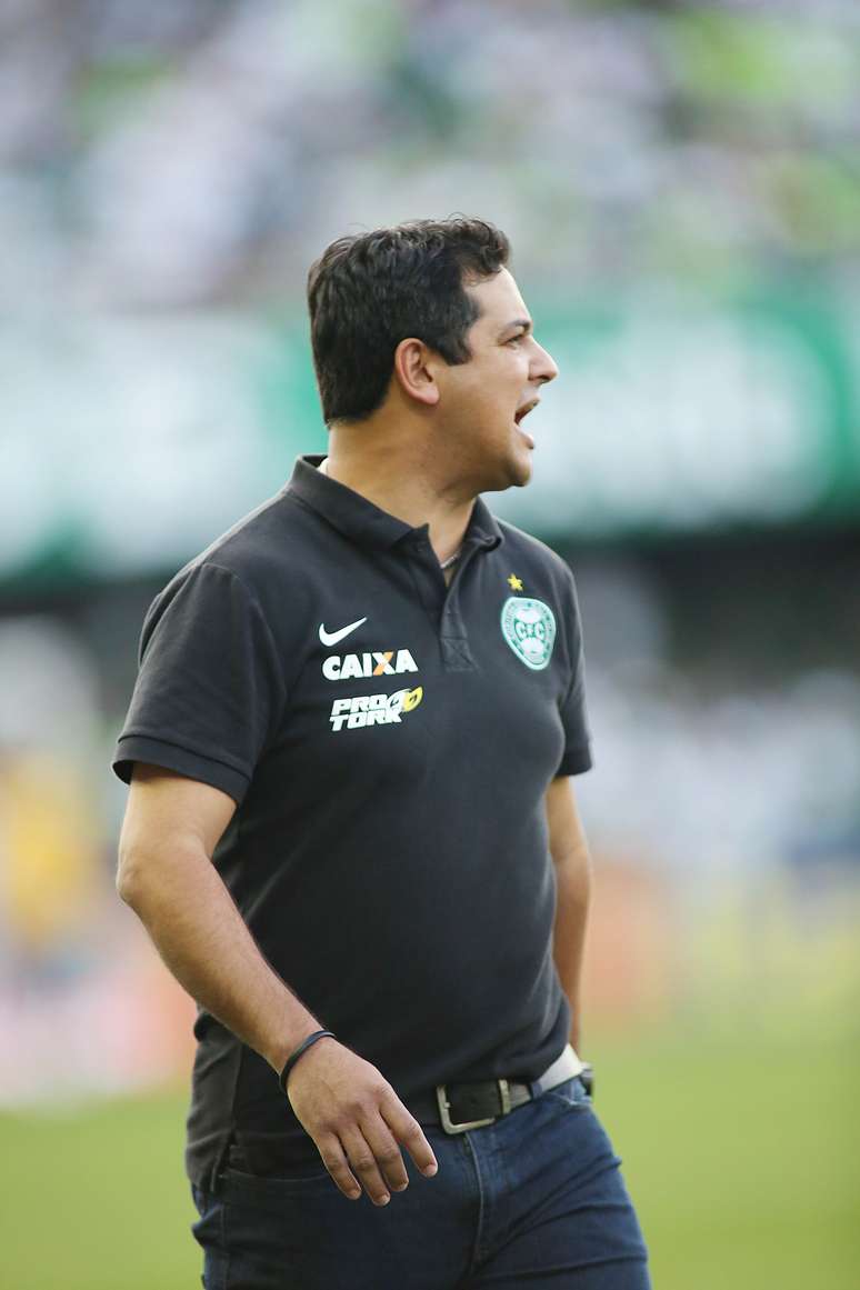 Marquinhos Santos, técnico do Coritiba, é contestado pela torcida em 2015