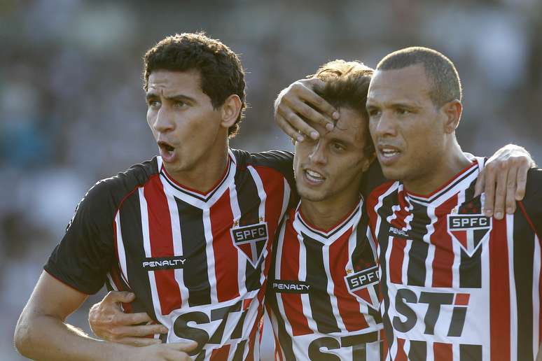 Rodrigo Caio (centro) é abraçado por Ganso (à esq.) e Luis Fabiano após abrir o placar contra o Vasco