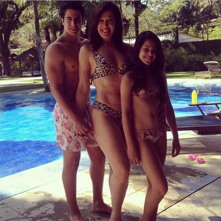 Claudia curtiu o domingo com os filhos Enzo e Sophia &agrave; beira da piscina
