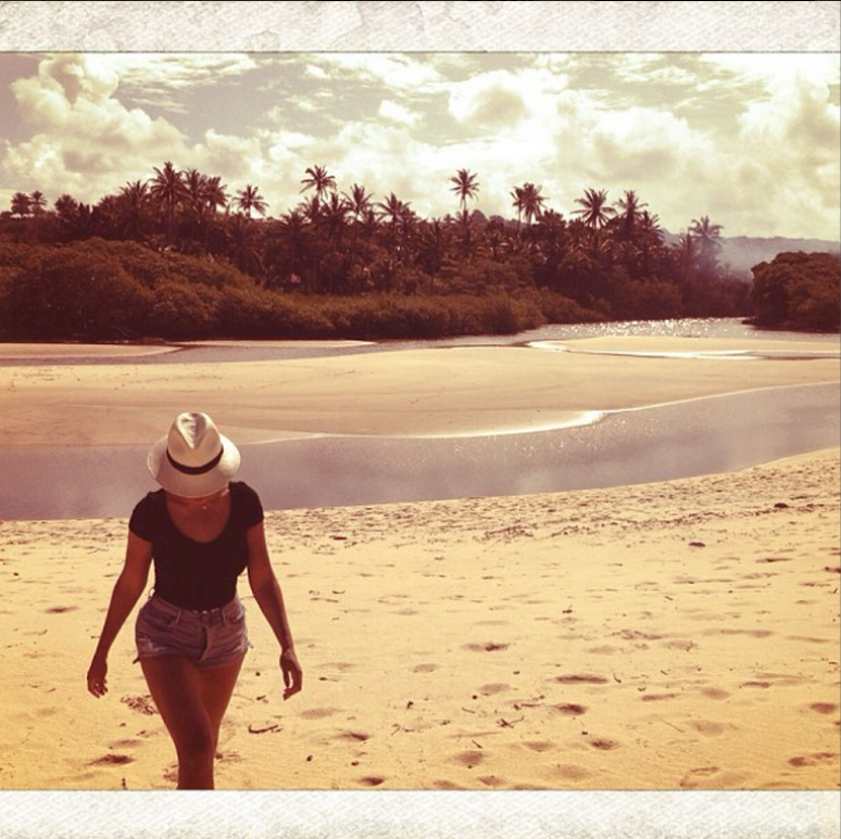 Beyoncé publicou em seu Instagram foto em que aparece nas areias de Trancoso neste domingo