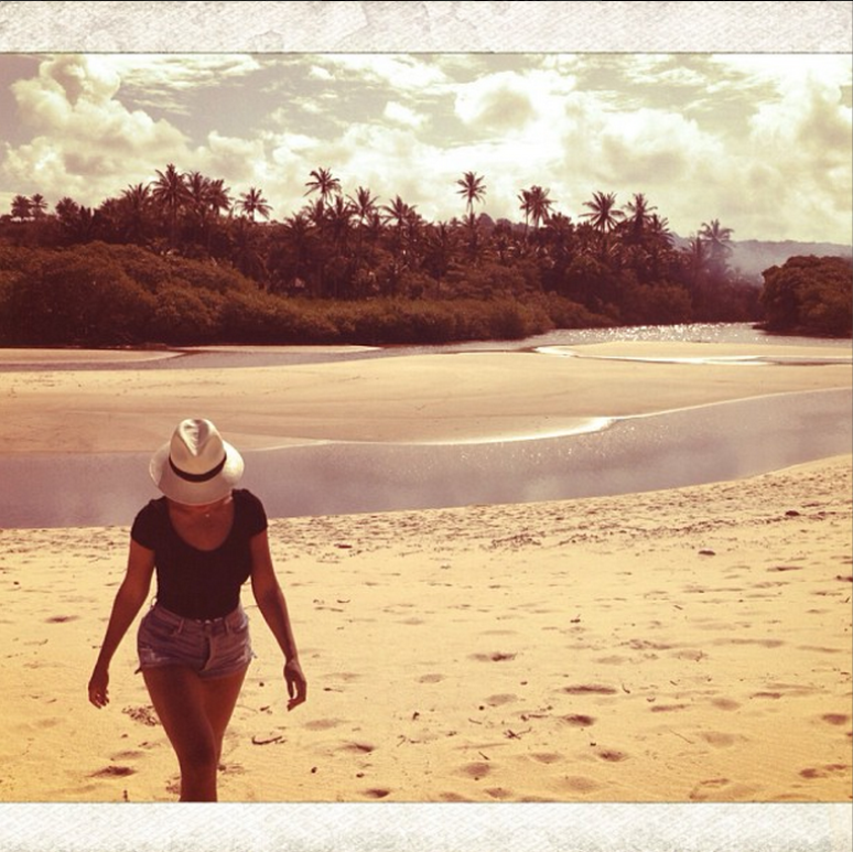 Beyonc&eacute; publicou em seu Instagram foto em que aparece nas areias de Trancoso neste domingo