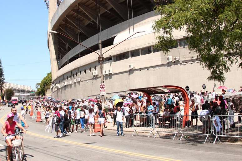 <p>A poucas horas de verem de perto a diva do pop Beyoncé Knowles, fãs da cantora se aglomeraram nas calçadas e até nas ruas que circundam o estádio do Morumbi, em São Paulo</p>