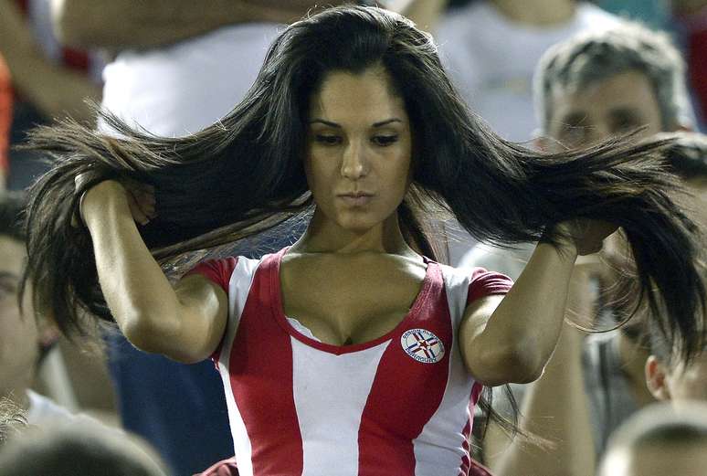 <p>Carol Méndez chamou a atenção durante a derrota do Paraguai para a Argentina por 5 a 2, terça-feira, pelas Eliminatórias Sul-Americanas para a Copa do Mundo de 2014</p>