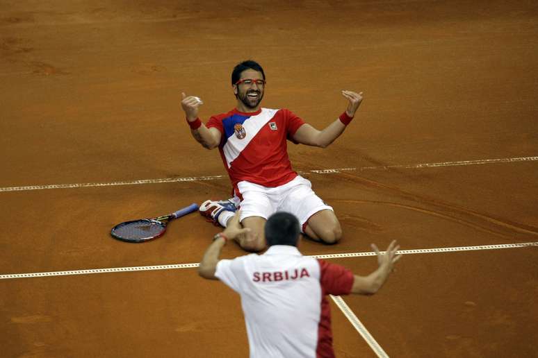 Tipsarevic chama companheiros para celebrar vaga na final da Copa Davis