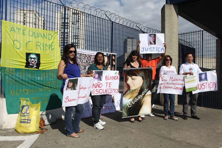 <p>Amigos e familiares fizeram um protesto na frente do f&oacute;rum pedindo justi&ccedil;a no caso</p>