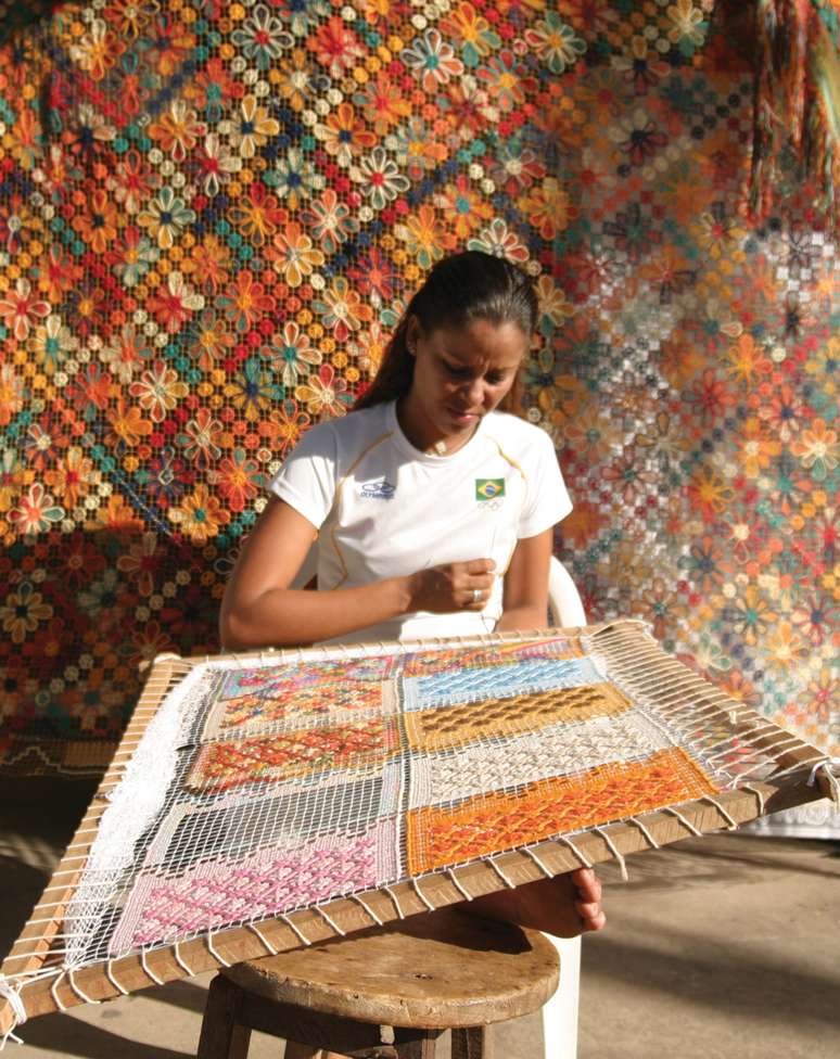 <p>Renda de filé, que vai parar em colchas e toalhas: o artesanato mais conhecido de Maceió</p>