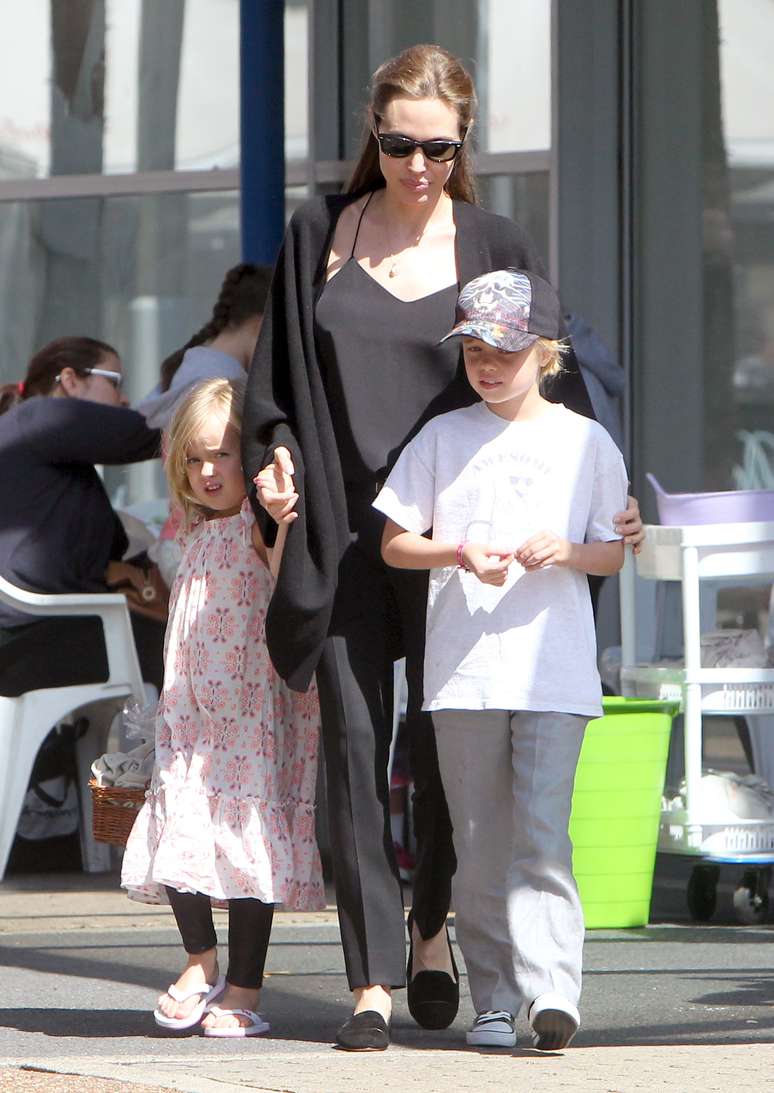 Angelina Jolie foi fotografada nesse domingo (15) em Sydney, na Austrália, passeando pelas ruas com as filhas Shiloh e Vivienne. Sem sutiã, a atriz usava uma roupa toda preta