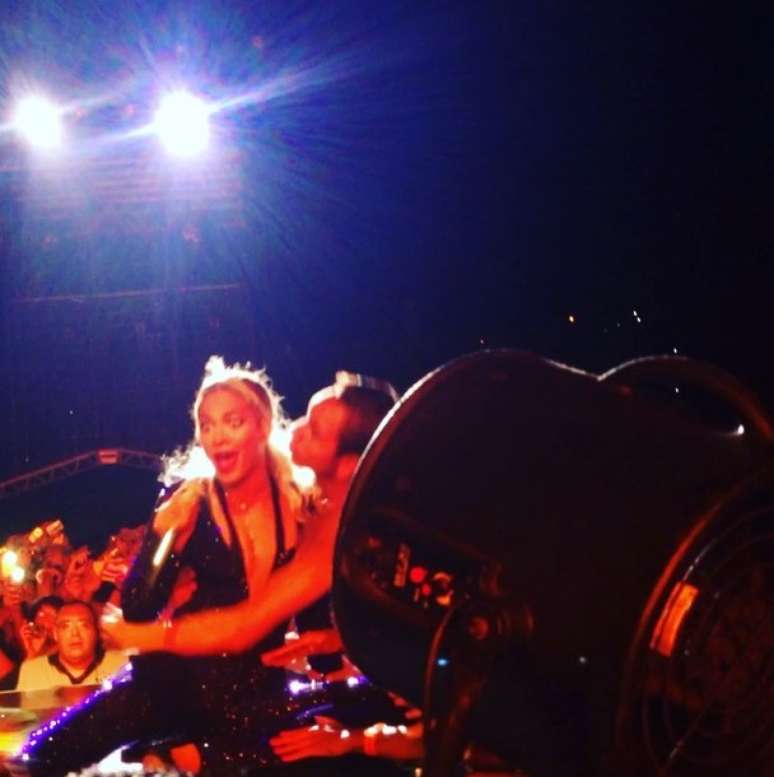 <p>Beyonc&eacute; foi agarrada por um f&atilde;, que a derrubou no palco</p>