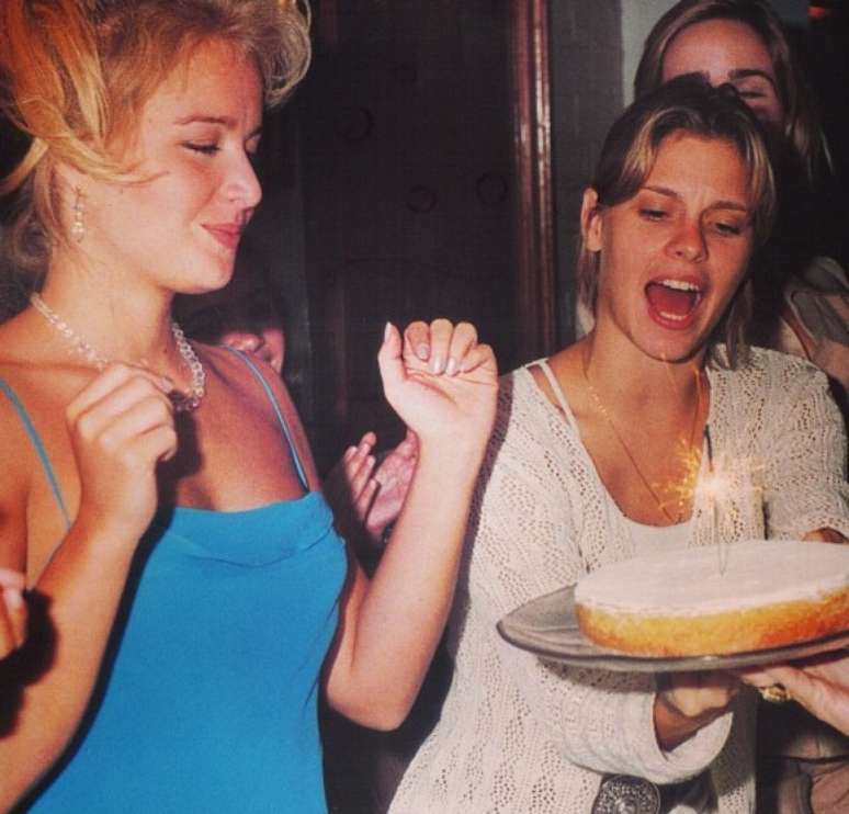 <p>"Hoje &eacute;&nbsp;dia dessa amiga querida&nbsp;@loracarola! Sa&uacute;de, amor, sucesso, paz!&nbsp;Voc&ecirc; merece tudo lindo! (...)&nbsp;S&atilde;o muitos anos de amizade e carinho!&nbsp;Parab&eacute;ns, @loracarola", postou a apresentadora Ang&eacute;lica no Instagram</p>