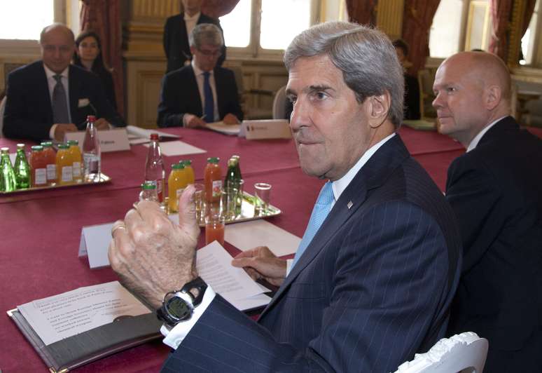 Kerry durante encontro com colegas da França e do Reino Unido, em Paris