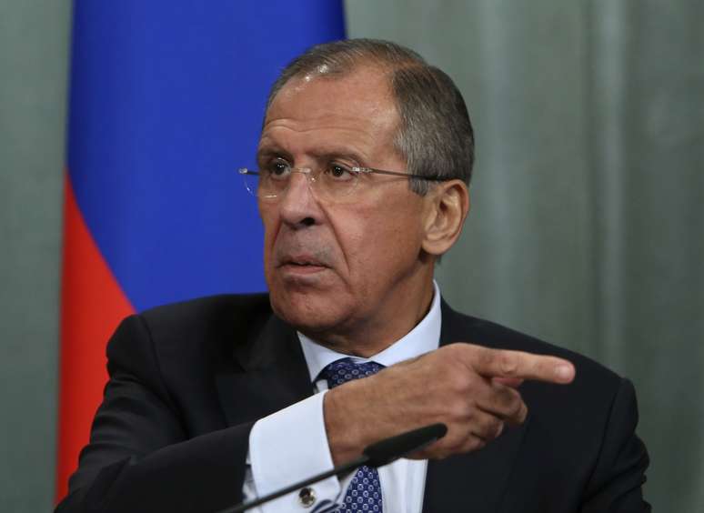 O ministro russo, Sergei Lavrov, gesticula durante entrevista coletiva em Moscou