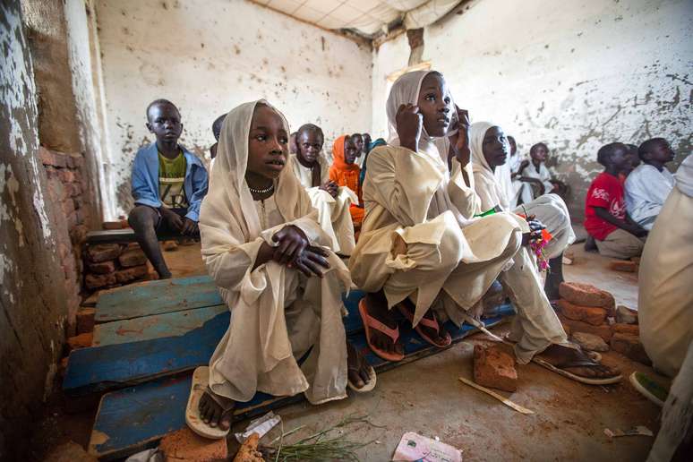 Estudantes de uma escola primária prestam atenção durante uma aula no Sudão. A escola, que tem quatro professores e 338 estudantes, fica localizada em um acampamento para refugiados na região de Darfur