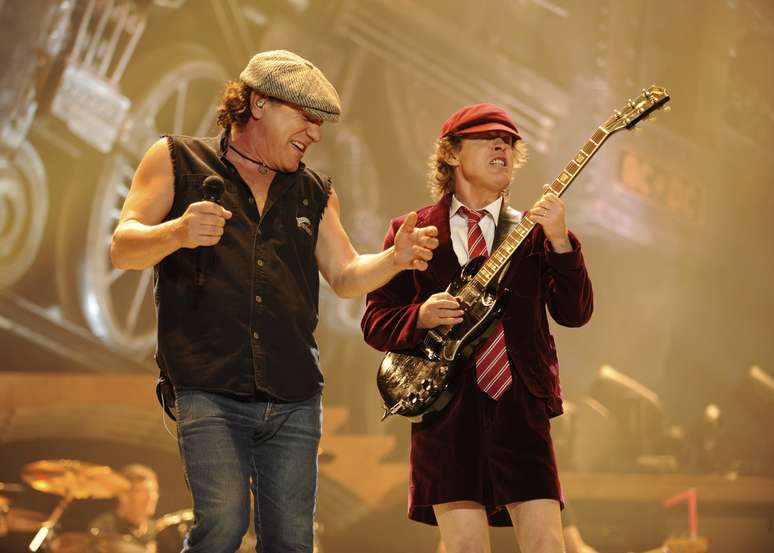 Brian Johnson e Angus Young, do AC/DC: acordes no início e fim das aulas na Bulgária