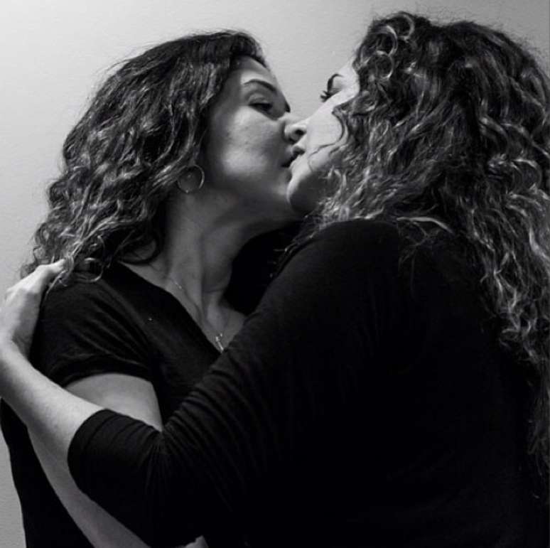 <p>A cantora publicou uma foto beijando a sua companheira, Malu Verçosa</p>