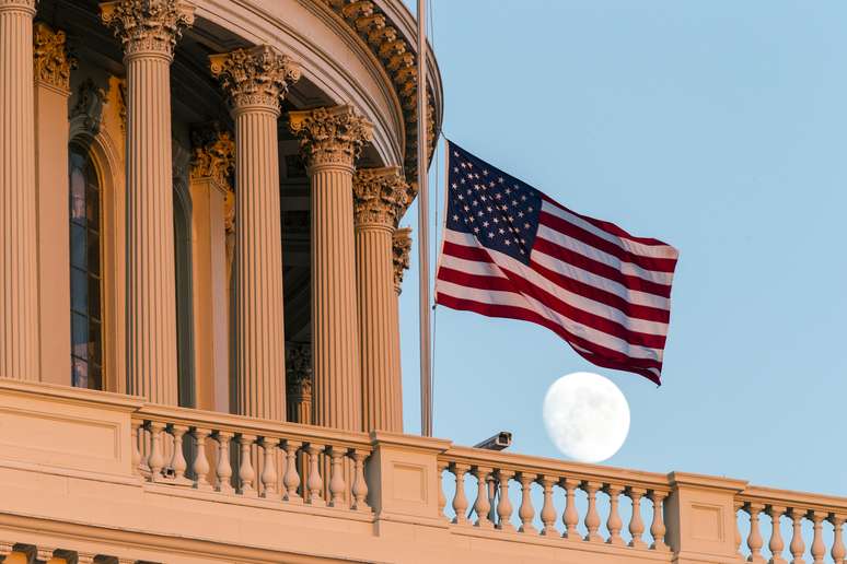 Bandeira americana a meio mastro no Capitólio, em Washington DC: luto de quatro dias nos EUA
