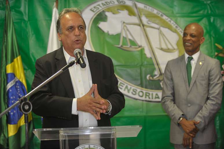 O vice-governador do Rio, Luiz Fernando Pezão, e o defensor-geral do EStado, Nilson Bruno Filho, participam da inauguração do núcleo da Defensoria Pública na Favela da Rocinha