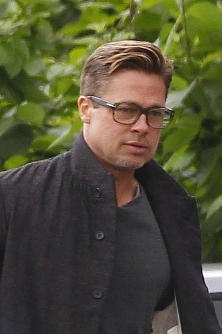 Ao chegar ao set de filmagem no último sábado (14), em Londres, Brad Pitt exibiu um novo corte de cabelo