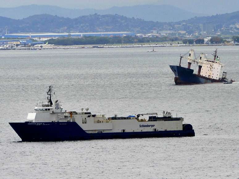 Técnicos trabalham para a retirada de navio-cargueiro encalhado no Rio de Janeiro há uma semana