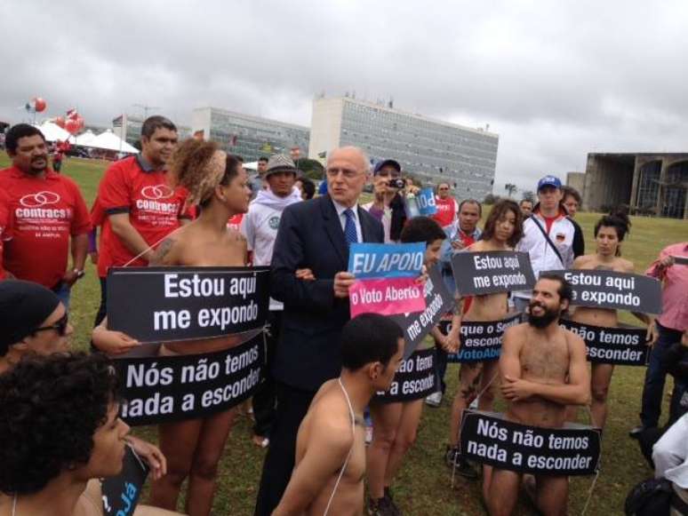 <p>O senador Eduardo Suplicy (PT-SP) participa de protesto de manifestantes seminus em Brasília</p>