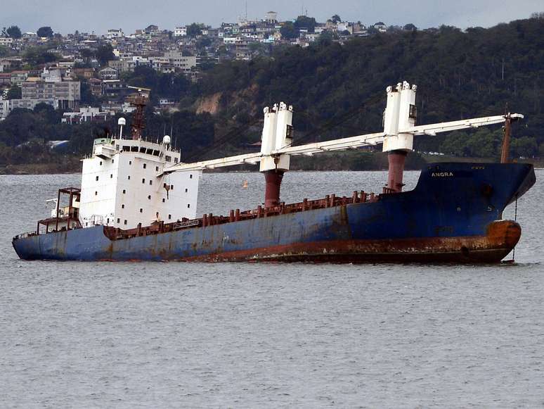 <p>T&eacute;cnicos trabalham para retirar&nbsp;um&nbsp;navio-cargueiro encalhado na Ba&iacute;a de Guanabara, no Rio de Janeiro</p>