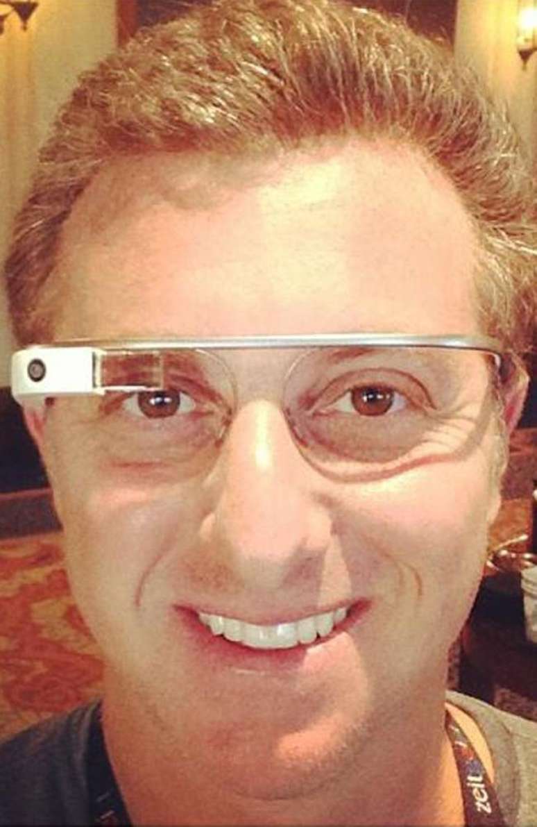 <p>Luciano Huck postou no Instagram foto em que usa o óculos inteligente do Google</p>