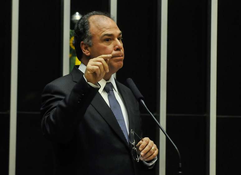 <p>Bezerra entregou sua carta de demissão um dia após o PSB, partido do qual é afiliado, anunciar que entregaria seus cargos no governo</p>