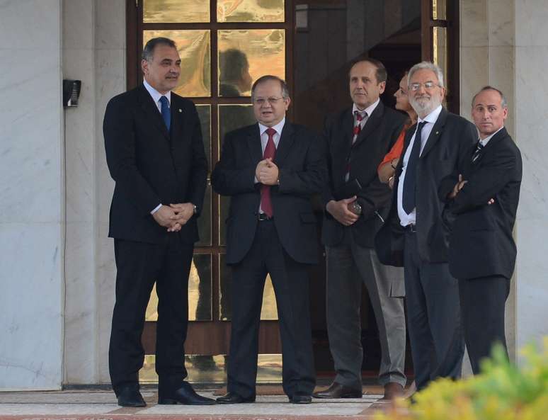 <p>Deputados Nelson Pelegrino, Jaqueline Roriz e Ivan Valente se reúnem com o embaixador russo no Brasil, Sergey Okopov</p>