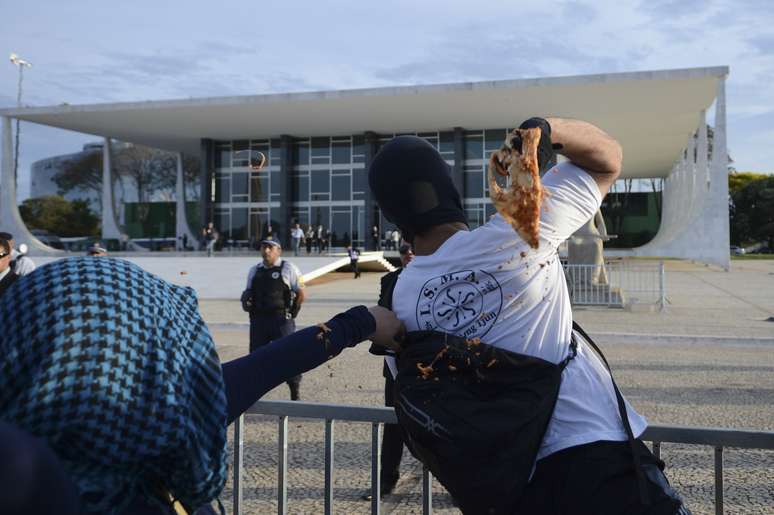 <p>Pizzas foram jogadas contra est&aacute;tua da Justi&ccedil;a</p>