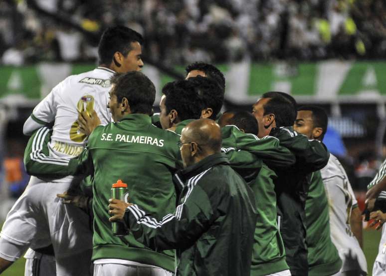 <p>Apesar de pol&ecirc;micas e dificuldades contra a defesa do Ava&iacute;, o Palmeiras fez a festa na Ressacada: com dois gols no final, o time paulista venceu por 4 a 2 e manteve a folga na lideran&ccedil;a da S&eacute;rie B</p>