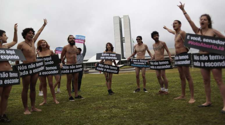 Os manifestantes protestam contra o voto secreto no Congresso