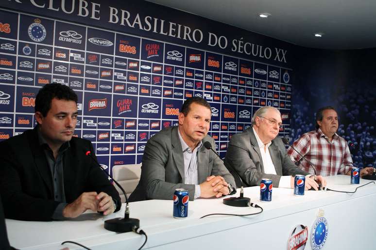 Celso Roth entre os dirigentes do Cruzeiro: rela&ccedil;&atilde;o azedou durante o Brasileiro 2012