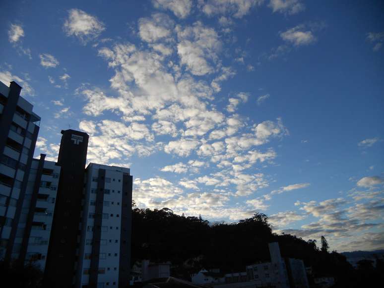 <p>Internauta registra o amanhecer na cidade de Blumenau, em Santa Catarina;&nbsp;massa de ar seco polar derrubou a temperatura na regi&atilde;o Sul do Pa&iacute;s</p>