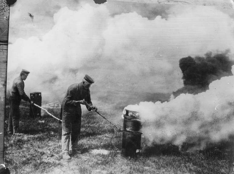 Primeira Guerra Mundial, 1915: soldados alemães se aproveitam da direção do vento para lançar gás mortal sobre os inimigos