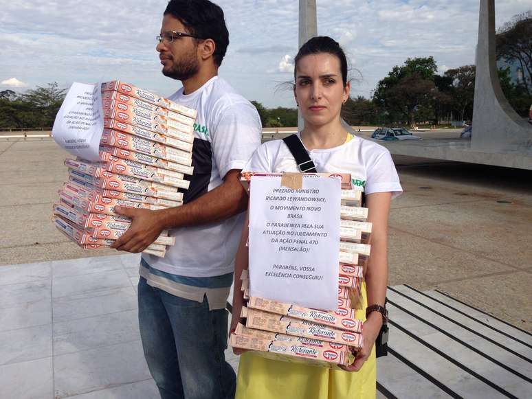 Manifestantes tentaram entregar pizzas ao ministro revisor, Ricardo Lewandowski, "por sua atuação" ao longo do julgamento