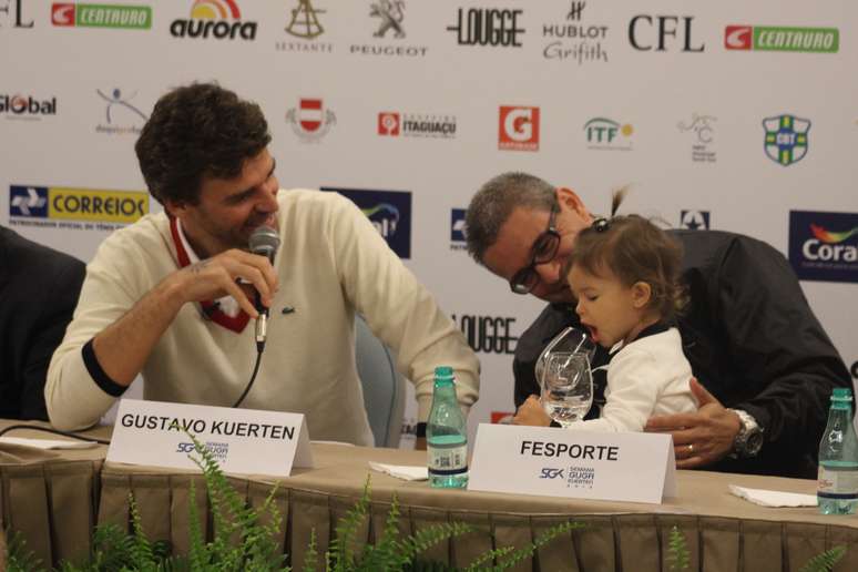 Filha de Gustavo Kuerten, Maria Augusta virou atração da entrevista coletiva